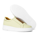نمای نزدیک کفش اسپرت چرم دایمون